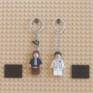 MINIFIGURE KEYCHAIN Star Wars- HAN SOLO & PRINCESS LEIA w/Blaster Charm +Stand